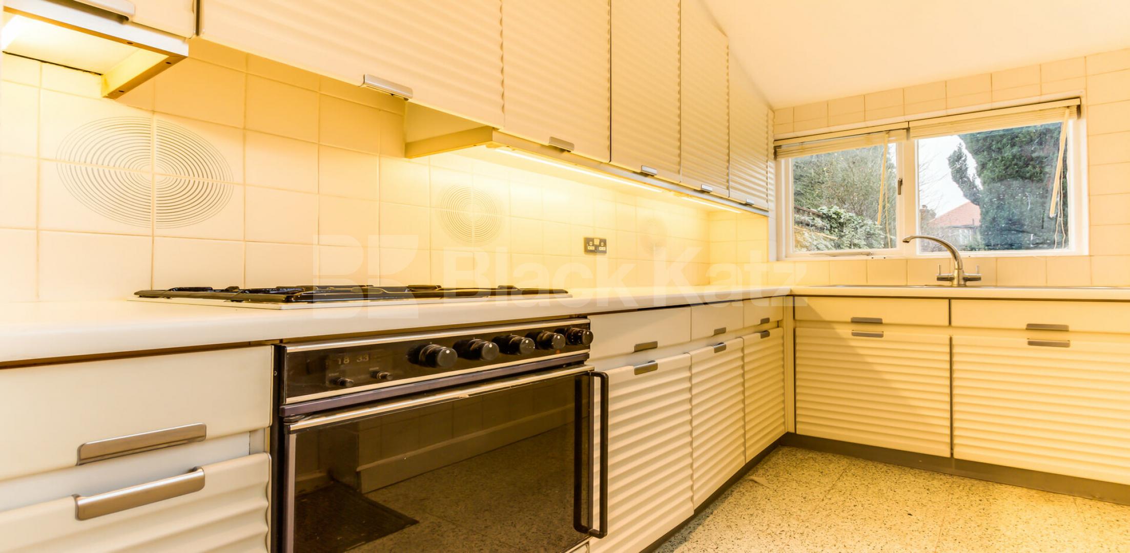 			NEW INSTRUCTION - Beautiful House !, 3 Bedroom, 1 bath, 1 reception House			 Chase Way, Southgate